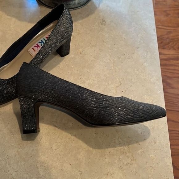 Nikki pumps size 7.5 M - Picture 2 of 5
